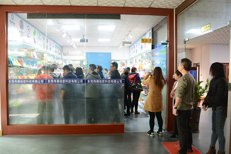 香港禮品協(xié)會(huì)成員單位近30人考察偉順硅膠，2019年訂單不斷